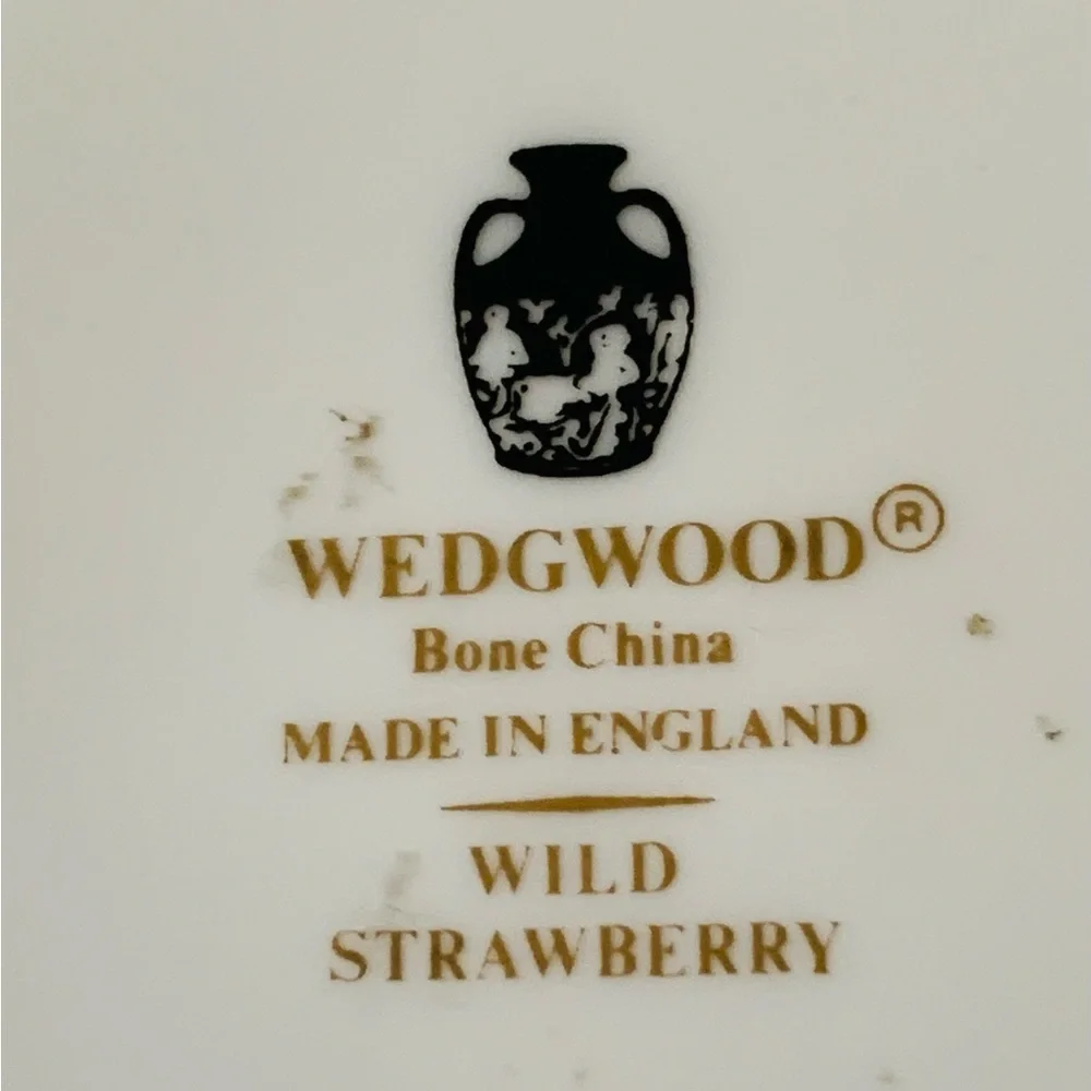 Wedgwood wild strawberry trinket box